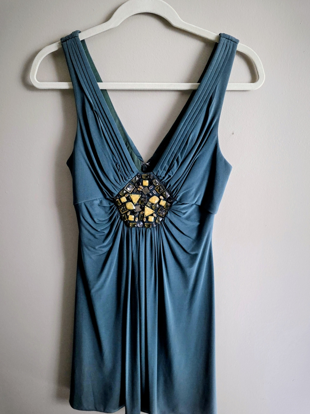 Sleeveless Emerald Green V-Neck Mini Dress with Embellished Waist